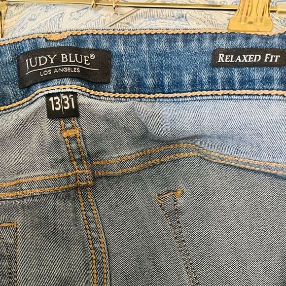 Judy Blue Cropped Jeans with Vintage Wash - Picture 4 of 6